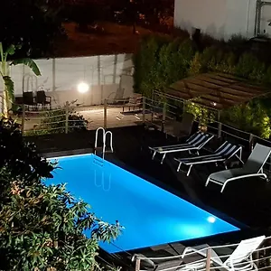 Gasthuis Il Giardino Di Flora Con Piscina, Lecce